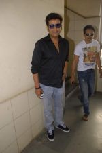 Ravi Kishan with the star cast of Chaalis Chaurasia at Radio Mirchi in Parel, Mumbai on 27th Dec 2011 (22).JPG